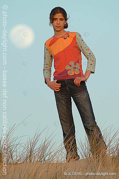 jeune fille dans les dunes - girl in the sand dune